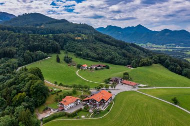 Seiser Alm, Chiemsee Gölü 'nde, yukarıdan bir dron tarafından vuruldu. Güney Almanya' daki Bavyera Alpleri 'ndeki güzel restoran..