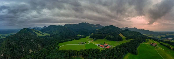 Underbar flygutsikt över idyllisk jordbruksmark i bergskedjan till de bayerska alperna vid rekreation och vandring aera Chiemgau i södra Tyskland. — Stockfoto