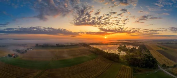 Foggy matin à un lac en Bavière Allemagne tandis que le soleil se lève. — Photo