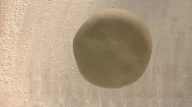 Yavaş devinim masa üstü pişirme bir tablo üzerinde uçan hamur