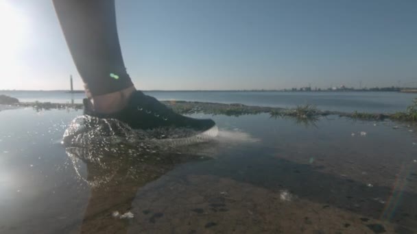 Jogging ženu šlapat ve vodě se šplouchá a kapky v makru Super Slow Motion — Stock video