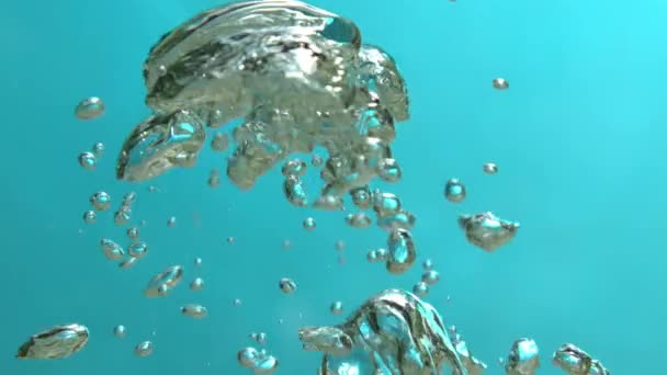 Burbujas de aire flotando y subiendo a la superficie en agua azul en cámara lenta — Vídeo de stock