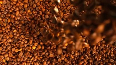 Kahve çekirdekleri Falling Down yavaş devinim masa içinde yığın akışını