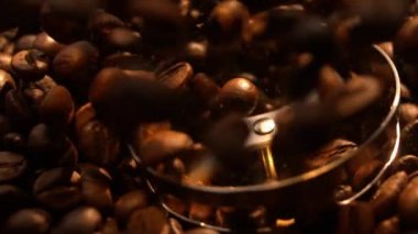 Blender Öğütücü Kahve Fasulyeleri Yavaş Çekimde Makro