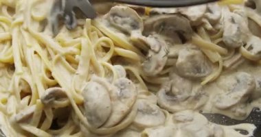 Spagetti Makarnası ile Mantar Sosu 'nu Kırmızı Kamerada Tavada Karıştırmak