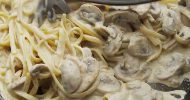 Das Mischen Von Spaghetti Pasta Mit Pilzsoße Auf Einer Pfanne — Stockvideo