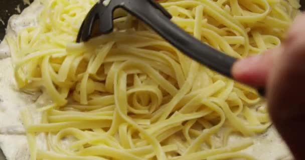 Matlagning Pasta Spaghetti Med Svamp Sås Stekpanna Skott Röd Kamera — Stockvideo