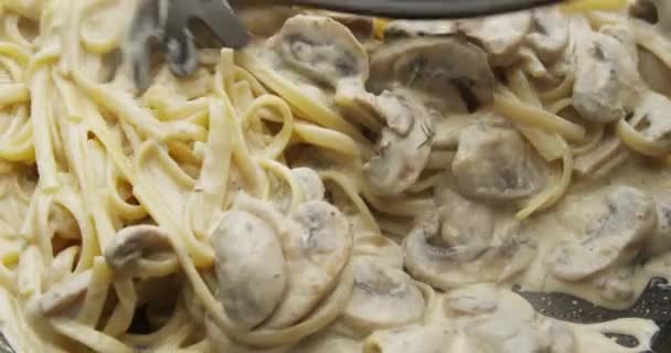 Mezcla Pasta Espaguetis Con Salsa Champiñones Una Sartén Cámara Roja — Vídeo de stock