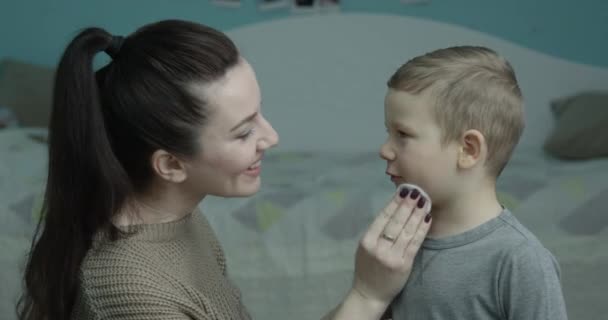 Matka Čištění Tvář Dítěte Bavlněnou Podložkou — Stock video