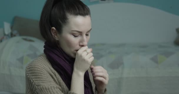 妇女咳嗽裹在围巾中 并用温度计检查温度 — 图库视频影像