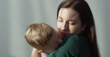 Anne ve Ağlayan Çocuk 'un Portresi Kırmızı Kamera' da İçerde Çekildi