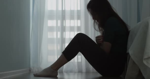 Mujer Sentada Junto Cama Piso Depresión — Vídeos de Stock