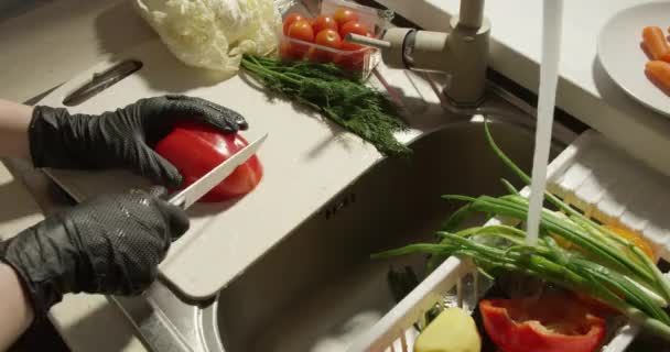 Couper Poivron Sur Une Planche Bord Évier Avec Des Légumes — Video