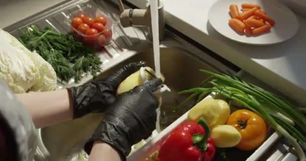 동작으로 채소와 껍질을 벗기는 — 비디오