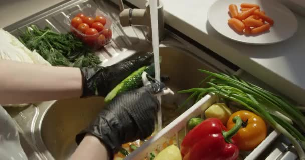 Tvätta Gurka Och Skala Handske Med Vatten Springa Från Ett — Stockvideo