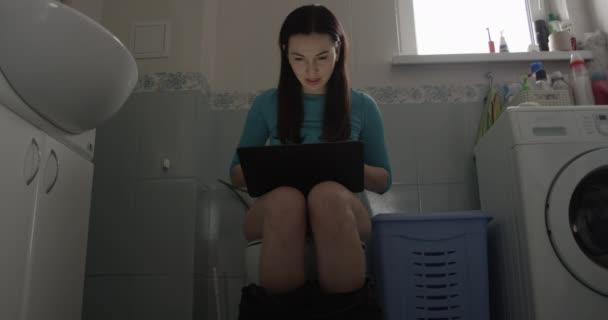 Mulher Bonita Sentada Banheiro Trabalhando Caderno Sorrindo — Vídeo de Stock