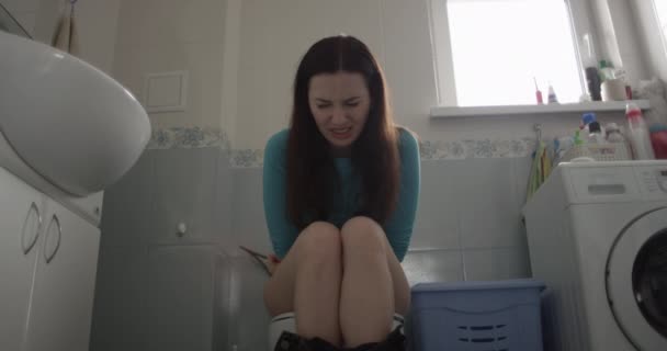 Femme Assise Dans Une Toilette Exprimant Douleur — Video