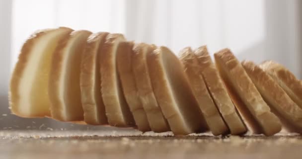 Κομμένο Λευκό Ψωμί Που Πέφτει Στο Τραπέζι Αργή Κίνηση — Αρχείο Βίντεο