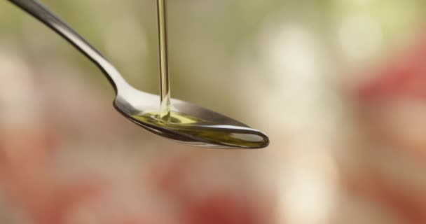 Olivenöl Gießt Einem Löffel Eine Nahaufnahme Zeitlupe Herunter — Stockvideo