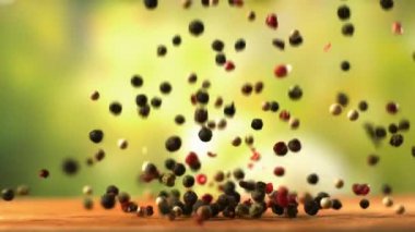 Biber çeşitleri, Yeşil Arkaplanda Yavaş Çekimde Ahşap Kesme Tahtasına Düşüyor