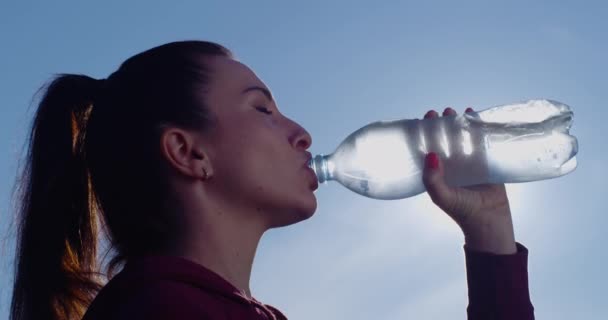 Profil Belle Femme Boire Eau Une Bouteille Dehors Avec Soleil — Video