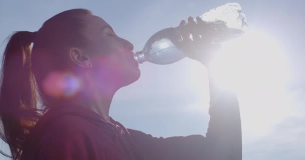 Modelo Deportivo Bebidas Femeninas Agua Clara Una Botella Plástico Exterior — Vídeos de Stock