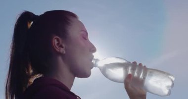 Kadın, Güneş ve Mavi Gök Işığıyla Yakın plan Profil Çekimi 'nden Su İçiyor