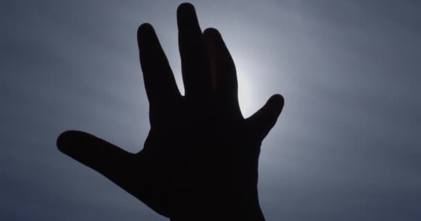 Kind Dat Zon Bedekt Met Handpalm Silhouet Met Blauwe Lucht — Stockvideo