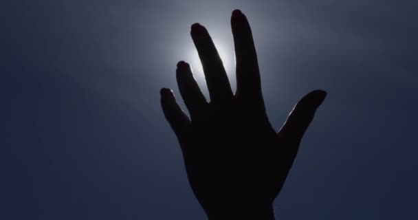 Palma Mano Che Ricopre Sole Nella Silhouette Con Cielo Blu — Video Stock