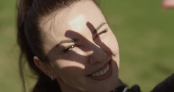 Portrait Mignonne Femelle Regardant Soleil Avec Des Ombres Paume Sur — Video