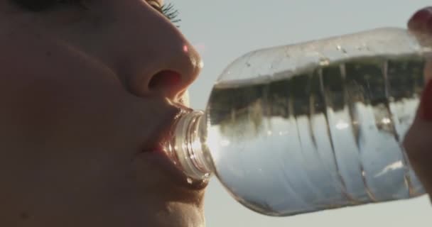 Eau Potable Féminine Assoiffée Une Bouteille Coucher Soleil Avec Ciel — Video