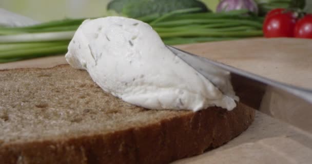 Cremosa Pasta Strutturata Con Aneto Sta Diffondendo Sul Pane Tostato — Video Stock