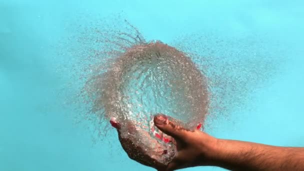 Explosión Globo Agua Roja Una Palma Que Revienta Con Gotas — Vídeos de Stock