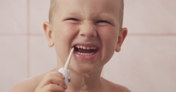Primer Plano Little Boy Sosteniendo Flosser Agua Limpiando Sus Dientes — Vídeos de Stock