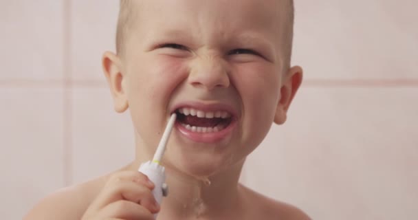 Gros Plan Petit Garçon Tenant Plancher Eau Nettoyant Ses Dents — Video