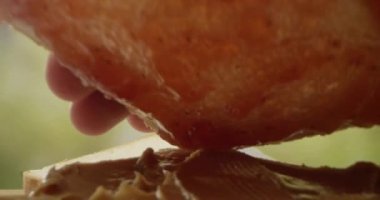 Fıstık Ezmeli Jöleli Sandviç. Yeşil arkaplanlı bir tabağa yerleştiriyor.