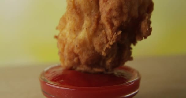 Immergere Una Coscia Pollo Fritta Una Ciotola Ketchup Sfondo Verde — Video Stock