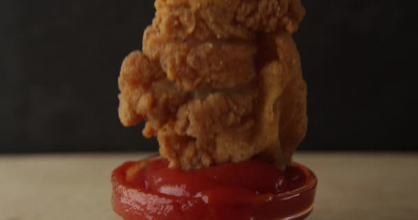 Mano Sumergiendo Muslo Pollo Frito Tazón Ketchup Sobre Fondo Negro — Vídeos de Stock