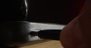 Siyah ve Kırmızı Arkaplanda hacklemek için bir USB çubuğu bilgisayarın içine yerleştiriliyor