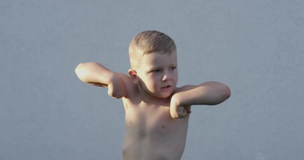 Malý Chlapec Kulturista Ukazuje Své Svaly Trupem Stojí Venku Sluncem — Stock video