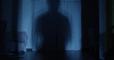 Katil Gece Bıçak Taşıyarak Evin Kapısını Açar ve Kırar
