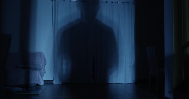 Вбивця Відчиняє Двері Ламає Домі Ножа Вночі — стокове відео