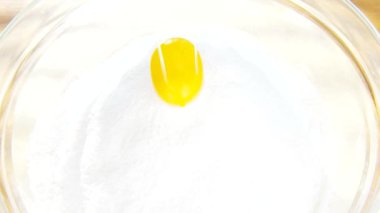 Un içinde düşen yumurta