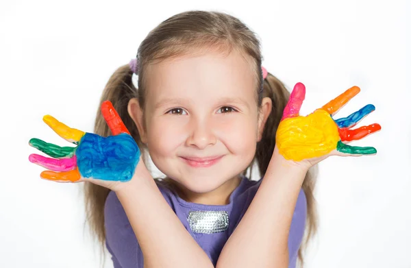 Boyalı ellerle gülümseyen küçük kız
