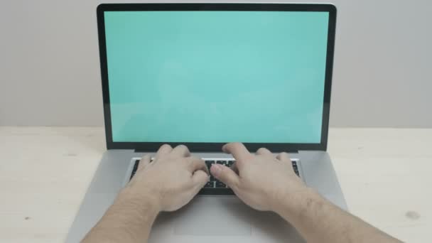 Handen te typen op laptop met groen scherm — Stockvideo