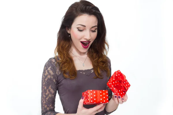 Beautiful girl taken by surprise opening gift box — Stock Photo, Image