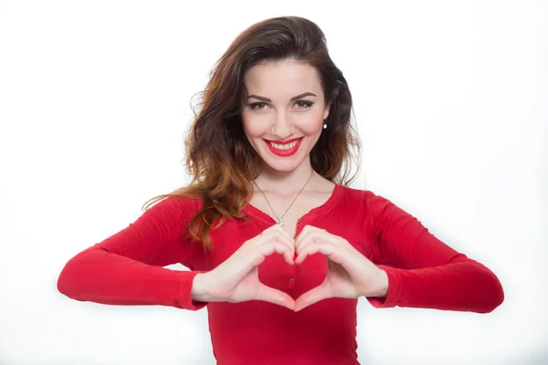 Kalp şekli gösterilen kırmızı sevimli Bayan