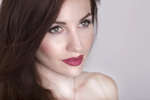 Güzel kız yüz closeup izole