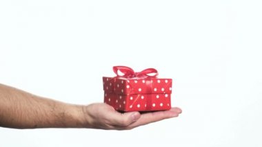 Onun palm kırmızı hediye kutusunda tutan adam
