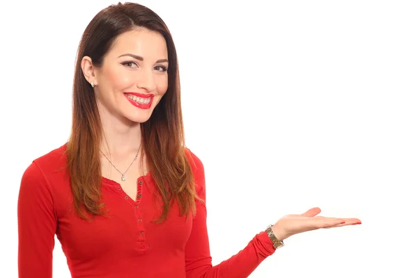 Kırmızı holding ürün yalıtılmış bir el ile çekici kadın